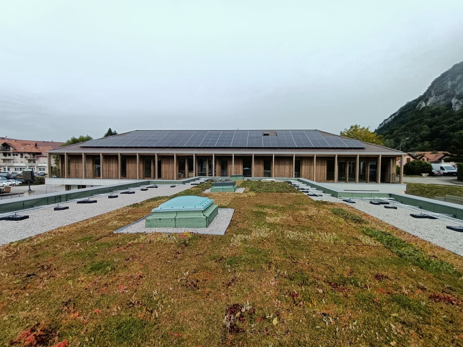 Plan large des panneaux solaires sur un toit