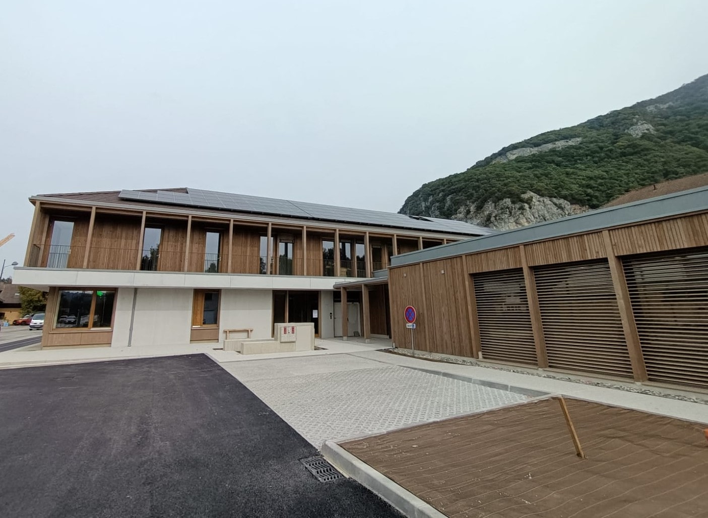 Vue d'un bâtiment France Services équipé de panneaux solaires