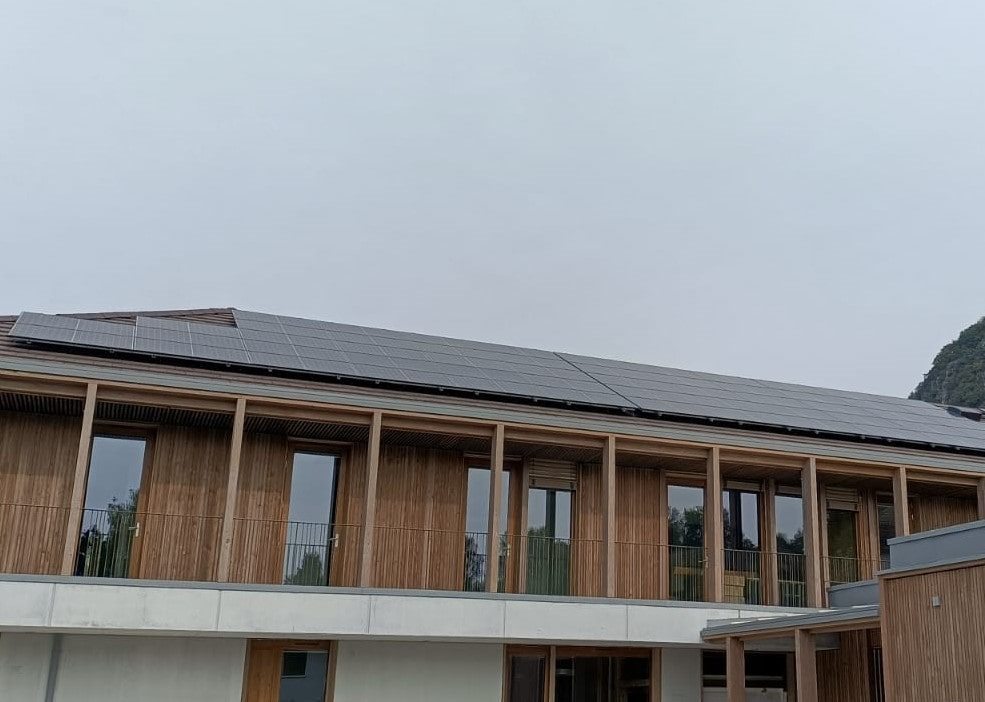 Vue d'un bâtiment France Services équipé de panneaux solaires